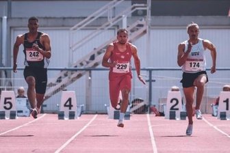 Treuener überrascht sich selbst - Yannick Schmalfuß (Mitte, Nummer 229) steigerte seine Bestzeit über 100 Meter um sechs Hundertstel und landete auf Platz 1.