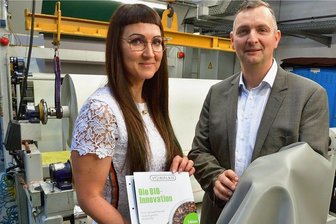 Treuener und Lengenfelder Firmen wollen bei Textilmesse punkten - Drei neue Produkte von Kunstleder werden die Vowalon-Geschäftsführer Mareen und Gregor Götz auf der Techtextil in Frankfurt/Main vorstellen. Darunter dieses bio-basierte vegane Kunstleder aus über 50 Prozent nachwachsenden Rohstoffen. Zum Einsatz kommen beim Rösten von Bohnenkaffe anfallende Silberhäutchen.