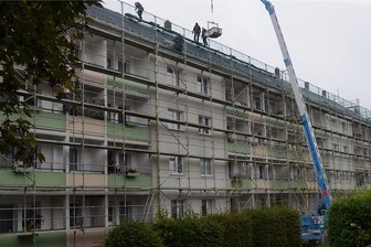 Treuener Wohnungsgesellschaft will Leerstand weiter verringern - Die Dachreparatur des Wohnblocks Oststraße 72 - 78 ist aktuell die größte Baustelle der kommunalen TWV.