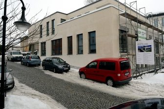 Treuener Zahnärzte ziehen im Juni um - Manchem Treuener ist der Neubau in der Querstraße zu wuchtig für das Stadtzentrum. Im Juni soll das Gebäude eingeweiht werden. Es ist so gut gedämmt, dass eine spezielle Anlage für die Belüftung eingebaut werden musste.