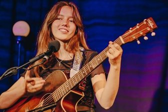 Treuenerin holt Höchstpunktzahl - Sagenhafte 25 Punkte hat die Treuener Singer-Songwriterin Loni Lila, mit bürgerlichem Namen Leonie Grimm, beim Bundeswettbewerb. 