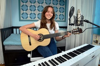 Treuenerin scheitert im Songwettbewerb-Finale - Musikerin Leonie Grimm, alias Loni Lila, in ihrem Treuener Tonstudio.