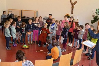 Treuens Bartholomäuskirche wird zur Bühne - Im Lutherhaus proben derzeit rund 25 Kinder für ein Musical um den Propheten Bileam, das am Sonntag aufgeführt werden soll. Die Kantoren Ulrich Meier (rechts) und Marian Preusker beweisen starke Nerven.