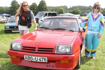 Treuer Fan fährt 1600 Kilometer aus Norwegen zum Mantatreffen ins Erzgebirge - Lars Eulenberger aus Chemnitz und Anton Ziegler aus Meuselwitz (v,l.) hatten sich standesgemäß zum Opel-Treffen angezogen.