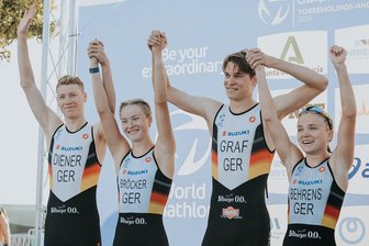 Triathletin vom RSV 54 Venusberg bejubelt WM-Silber - Mit ihren Teamkollegen bejubelte Julia Bröcker (2. von links) in Spanien WM-Bronze.