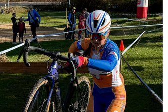 Triathletin vom RSV Venusberg glänzt im Europacup - Über viele Hindernisse musste Marie Weidauer ihr Rad tragen.