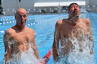 Triathlon-Abenteuer in der Dänischen Südsee: Wie sich der Chemnitzer Jörg Stingl vorbereitet hat - Jörg Stingl (li.) und Stev Theloke sind für einen Spaß immer zu haben. Das hilft beim "Kachelnzählen", wenn sie für ihren 5. Inselman trainieren.
