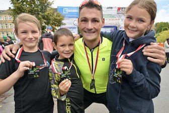 Triathlon als Familienausflug: Was einen der Sieger beim Zwickauer Wettkampf besonders reizte - Markus Liebelt freute sich nicht nur über seinen Sieg auf der Mitteldistanz, sondern auch über die Leistungen von Stieftochter Karla Taschenhofer, Sohn Michel und Tochter Karline (von links).