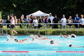 Triathlon auch ohne Schwimmstufe: So sportlich sind die Oberschüler in Rochlitz - Beim Triathlon der Oberschule Rochlitz am Mittwoch im Stadtbad wurden alle Starter lautstark angefeuert.