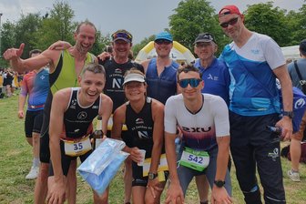 Triathlon: Die langsamste Zeit bringt das beste Ergebnis für den SV Zwickau 04 - Mit Antje Herfurth (vorn Mitte) sorgte die einzige Frau im Team des SV Zwickau 04 beim Leipziger Triathlon für den einzigen Podestplatz.