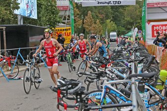Triathlon-Organisatoren holen FSV Zwickau mit ins Boot - In der Wechselzone vom Schwimmen zum Radfahren.