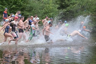 Triathlon-Staffel-Premiere in Schönheide endet für Duo überrraschend erfolgreich - Ab geht die Post: Das Schwimmen stand beim Schönheider Stauseetriathlon an erster Stelle. 104 Solisten und zwölf Staffeln stellten sich dem Wettbewerb.