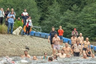 Triathlon-Starter sichern Weihnachtsfeier ab - Für einen guten Zweck sind am Sonntag etwa 60 Männer, Frauen und Kinder in die Talsperre Falkenstein gestiegen. Danach waren noch Radfahren und Laufen angesagt.