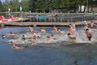 Triathlon statt Ballkontakt: Auer Handballer laufen, radeln und schwimmen - Die Auer Nachwuchshandballer haben am Filzteich in Schneeberg-Neustädtel einen Triathlonwettbewerb absolviert. Dies diente der Saisonvorbereitung.
