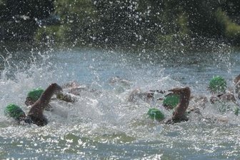 Triathlon-Veranstalter hält an Termin fest - Das Foto entstand 2019 beim Start des Wettkampfes über die olympische Distanz. Insgesamt waren bei der letzten Auflage des Koberbachtal-Triathlons vor zwei Jahren 900 Sportler am Start.