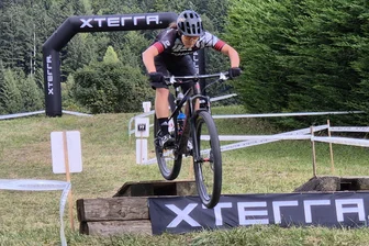 Triathlon-WM und Freiberger Adventslauf: Flöhaer Bike-Tüftlerin tanzt auf mehreren Hochzeiten - Über Stock und Stein: Bei der Crosstriathlon-WM in Italien musste Tina Kutschki 32 Kilometer auf ihrem Mountainbike absolvieren.