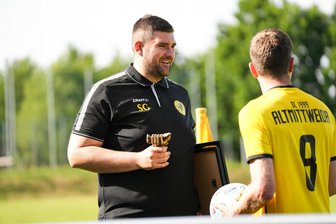 Tribüne statt Trainerbank: Ex-Coach der Altmittweidaer Fußballer gönnt sich eine sportliche Auszeit - Sebastian Groh (l.) bei der Verabschiedung zum letzten Saisonspiel.