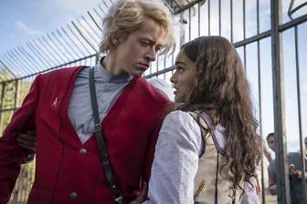 Tom Blyth als Coriolanus Snow und Rachel Zegler als Lucy Gray Baird in einer Szene des Films "Die Tribute von Panem - The Ballad Of Songbirds & Snakes".