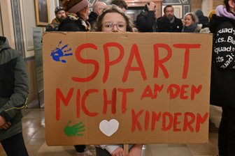 Trick gegen Haushaltsdefizite: Sachsens Innenministerium erlaubt Kommunen höhere Schulden - In Chemnitz liefen in den vergangenen Wochen wiederholt Proteste gegen den Sparkurs in der Stadt.