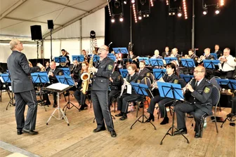 Trickbetrügern einen Schritt voraus: Stadt Freiberg organisiert erstmals Sicherheitstag für Senioren - Das Sächsische Polizeiorchester, hier bei einem Auftritt in Oederan, spielt zum Sicherheitstag in Freiberg auf.
