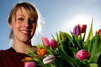 Tricks und Tipps für einen schönen Tulpenstrauß - Frau mit Tulpenstrauß