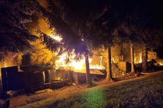 Trieb beim Brand zweier Gartenlauben ein Brandstifter sein Unwesen? Polizei teilt Ermittlungsergebnis mit - In Lunzenau haben in der Nacht zum Donnerstag zwei Gartenlauben gebrannt.