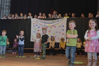 Triebel feiert 70 Jahre Villa Kunterbunt: Ein Jubiläum der Generationen - Mit einem kleinen Programm zum Jubiläum sagten Jungen und Mädchen ein großes Dankeschön.