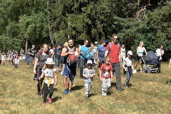 Triebel feiert großes Wanderfest - Bei Kaiserwetter hinaus in die Natur: Diesen Tipp nahmen in Triebel auch viele Familien an.