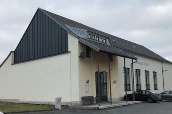 Triebel plant neue Mehrzweckhalle am Kultursaal - Der Kultursaal an der Hauptstraße in Triebel. An den linken Giebel Richtung Ortsausgang will die Gemeinde eine Mehrzweckhalle anbauen.