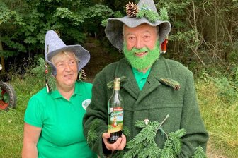 Triebeltalwanderung und Badfest: Neue Akzente durch Kombination im Waldbad - Verflüssigten Sonnenschutz kredenzte der grünbärtige Moosmaa Rainer Scherzer am Schwarzen Teich, assistiert von seinen Moosweibel Regina.