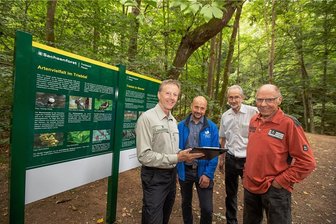 Triebtal nahe der Talsperre Pöhl jetzt für Wanderer noch attraktiver - Austausch vor neuer Tafel: Forstbezirksleiter Bert Schmieder (von links), Pöhls Bürgermeister Erik Jung sowie die Naturfreunde Kristian Mädler aus Plauen und Rainer Köhler aus Jocketa im Gespräch.