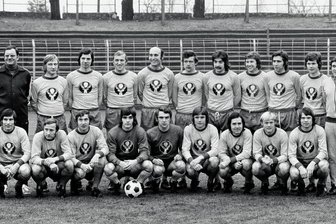 Trikotwerbung im Sport: Schnapsidee als wegweisendes Modell - Der damalige Fußball-Bundesligist Eintracht Braunschweig präsentiert sich am 26. Januar 1973 vor der Rückrunde in den neuen Trikots mit der Jägermeister-Werbung. 