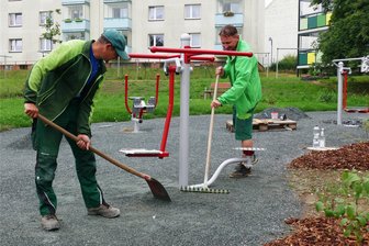 Trimm-Dich-Pfad: Gelenau hat jetzt ein „Fitness-Studio“ unter freiem Himmel - Letzter Feinschliff: nachdem Frank Schreiter und Tino König den Untergrund inzwischen befestigt haben, kann der neue Trimm-Dich-Pfad ab dieser Woche genutzt werden.