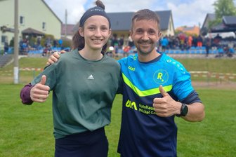 Trimm-Trab in Wechselburg: Naturtalent meldet spontan nach – und gewinnt den längsten Lauf - Chantal Hillig (l.) kam kurz nach dem Start zu Fall und gewann dennoch bei den Frauen. Sie hat das Laufen am anderen Ende der Welt für sich entdeckt - und Marco Ledermann beim Dresden-Marathon kennengelernt.