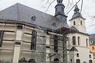 Trinitatiskirche in Reichenbach: Dringend nötige Sanierung unterm Dach beginnt - Absperrgitter und Gerüste weisen darauf hin: Der Trinitiatiskirche Reichenbach stehen umfangreiche Sanierungsmaßnahmen bevor. Anlass geben massive Schäden an den Deckenbalken.