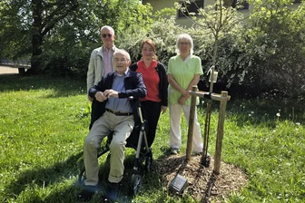 Trinitatispark Reichenbach: „Reichenbachs Dubcek“ setzt ein lebendiges Denkmal - Siegfried Petz und Gerd Stemmler mit Lisette Schramm und Sylvia Müller am neu gepflanzten Baum.