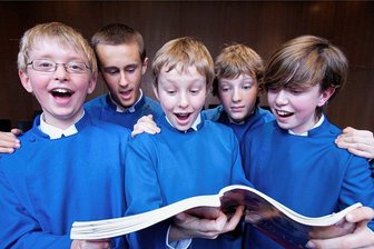 Trinity Boys Choir bringt englische Weihnacht nach Schwarzenberg - Sie haben Spaß beim Singen, die Jungs vom Trinity Choir London. Am 18. Dezember sind sie im Gotteshaus von Schwarzenberg zu hören.