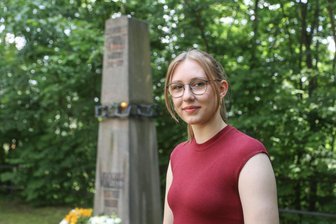 „Trink oder du bist Wessi“ – Was ein Scherz über Ost und West mit dem 17. Juni 1953 in der DDR zu tun hat - Gedenken an den 17. Juni 1953: Maris Troxler aus der 10. Klasse spricht am Mahnmal für die Opfer des Stalinismus in Chemnitz.