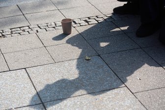 Trinken, betteln, Flaschen sammeln: Der gewaltsame Tod einer Obdachlosen in Chemnitz - Der Alltag habe oft darin bestanden, durch Betteln oder Flaschen sammeln, ein paar Euro zusammen zu bekommen.