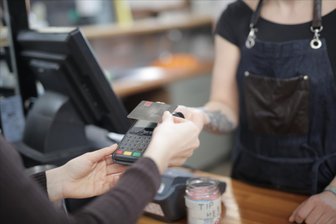 Trinkgeld bar oder mit Karte? Vier Tipps von Freiberger Gastronomen an ihre Gäste - In vielen Lokalen in Freiberg kann der Kunde Trinkgeld auch mit Karte geben. Trotzdem ist Barzahlung bevorzugt.