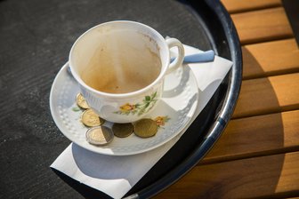 Pro und Kontra Trinkgeld: Geben oder nicht? - Zum Thema Trinkgeld gibt es unterschiedliche Meinungen.