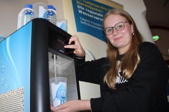 Trinkwasser aus der Talsperre Sosa frei Haus: Schule im Erzgebirge startet mit gesundem Angebot für Schüler - Die Schüler der Oberschule Zschorlau können sich frisches Trinkwasser jetzt an einem Wasserspenders „zapfen“ - zur Freude auch von Schülerin Leana Schmidt.