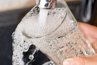 Trinkwasser-Grundgebühr steigt ab 2022 - Das Wasser aus dem Wasserhahn kann hierzulande bedenkenlos getrunken werden. Ab 2022 steigt die Grundgebühr.