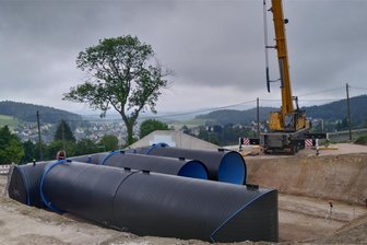 Trinkwasser im Erzgebirge: Drei Riesenröhren dienen als Speicher zur Versorgung von Sosa - Ein Autodrehkran half beim Platzieren der großen Segmente, aus denen der neue Trinkwasser-Hochbehälter an der Schwarzenberger Straße in Sosa zusammengesetzt wurde.