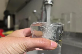 Trinkwasser in Chemnitz: Noch immer keine Entwarnung –Proben weisen weiterhin Keime auf - Wer nicht schwer krank ist, kann das Wasser weiterhin trinken. Unbelastet ist es aber noch nicht.