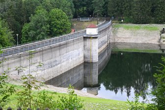 Trinkwasserspeicher für Chemnitz: Warum ist die Talsperre Einsiedel fast leer? - Seit dieser Woche füllt sich die Talsperre Einsiedel langsam wieder mit Wasser.