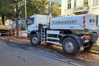 Trinkwasserversorgung auf Chemnitzer Kaßberg unterbrochen - Ein Tanklaster mit Trinkwasser steht an der Walter-Oertel-Straße.