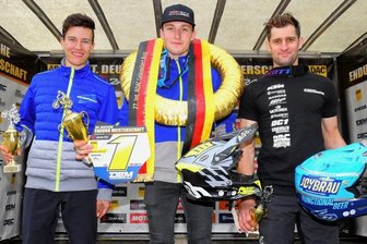 Trio geht mit Blessuren ins Finale - Beim DEM-Lauf in Burg standen Jeremy Sydow, Luca Fischeder und Edward Hübner (v. l.) am zweiten Fahrtag bei der Championatssiegerehrung schon gemeinsam auf dem Podest. Am Wochenende will nun jeder in seiner Klasse weit nach vorn fahren. 