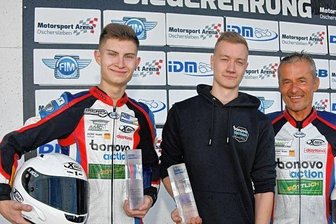 Trio glänzt im Zweier-Gespann - Nach der offiziellen Siegerehrung kamen Lennard Göttlich, der verletzte Lucas Krieg und Uwe Neubert (von links) noch für ein gemeinsames Foto zusammen.