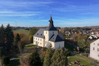 Trio Grammophon lädt zur musikalischen Zeitreise in den Pfarrgarten Härtensdorf ein - Im Pfarrgarten der Kirche Härtensdorf spielt am Sonnabend das Trio Grammophon.